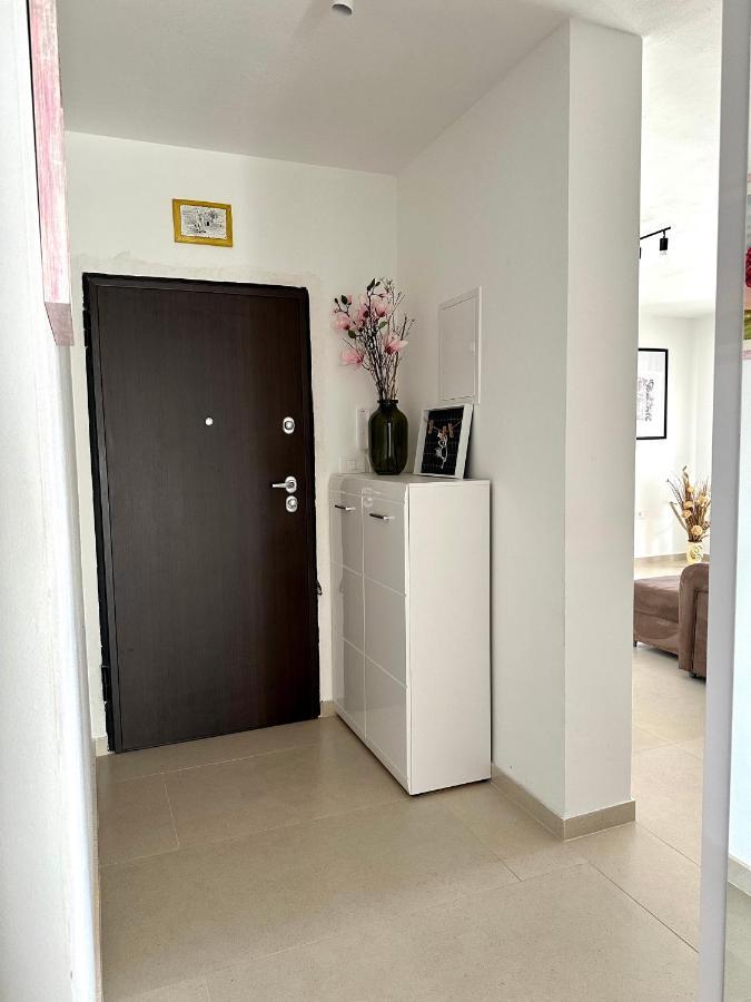 Apartment With Pool Mukalba 메덜린 외부 사진